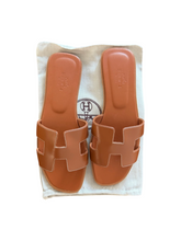Load image into Gallery viewer, HERMÈS Leather Flat Sandals