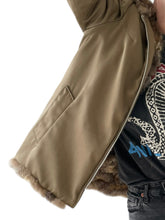 Load image into Gallery viewer, Vintage reversible pels (M)