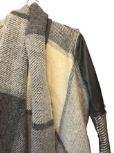 Load image into Gallery viewer, Aftur ullar slá (OS)
