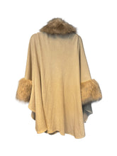 Load image into Gallery viewer, Vintage fur cape (onesize)
