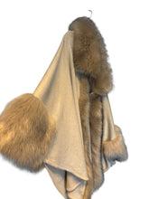 Load image into Gallery viewer, Vintage fur cape (onesize)
