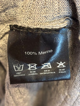 Load image into Gallery viewer, Bahns síð merino peysa (M)
