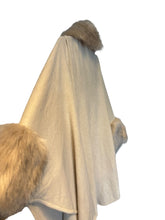 Load image into Gallery viewer, Vintage fur cape (onesize)
