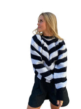 Load image into Gallery viewer, Rotate ullarpeysa (S)
