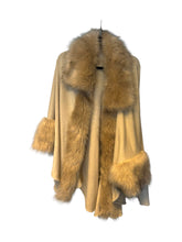 Load image into Gallery viewer, Vintage fur cape (onesize)
