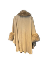 Load image into Gallery viewer, Vintage fur cape (onesize)
