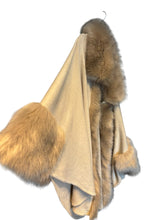 Load image into Gallery viewer, Vintage fur cape (onesize)
