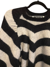 Load image into Gallery viewer, Rotate ullarpeysa (S)
