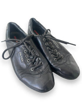 Load image into Gallery viewer, Prada Leather Shoes (37)
