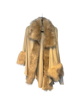 Load image into Gallery viewer, Vintage fur cape (onesize)
