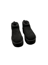 Load image into Gallery viewer, Ugg platform boots (38)
